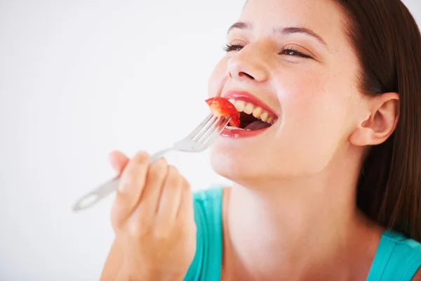 Sie Liebt Ihre Früchte Eine Attraktive Junge Frau Isst Etwas — Stockfoto