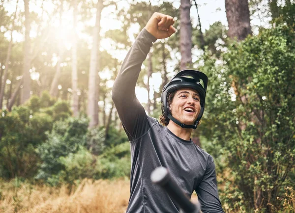 Mountainbike Man Vieren Prestatie Succes Doel Bos Bos Noorwegen Park — Stockfoto