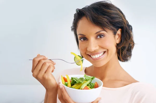 Comer Orgánico Siempre Mejor Opción Retrato Una Joven Disfrutando Una — Foto de Stock