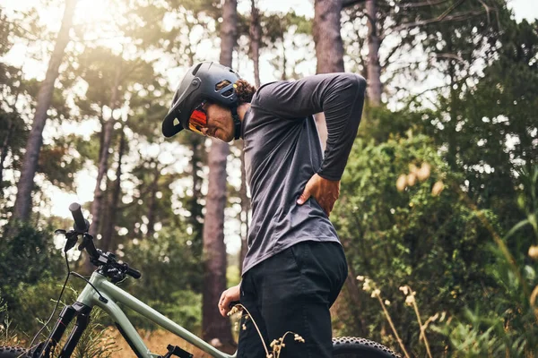 Fiets Rugpijn Man Het Bos Fietsen Voor Fitness Outdoor Reizen — Stockfoto