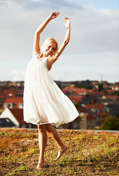 Dancing Rooftops Gorgeous Young Blonde Dancing Rooftop City Background — Stock Photo, Image