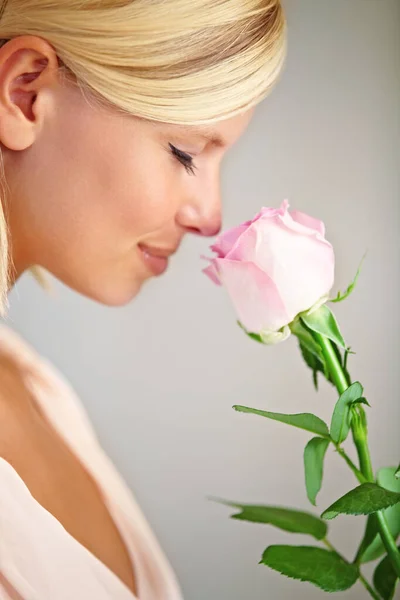 Dos Flores Ruborizadas Perfil Una Joven Que Huele Una Rosa — Foto de Stock