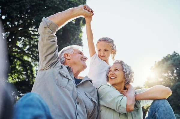Grootouders Spelen Morgens Samen Met Een Meisje Het Park Familie — Stockfoto