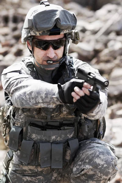 Han Del Infanteriet Militär Man Som Siktar Pistol — Stockfoto