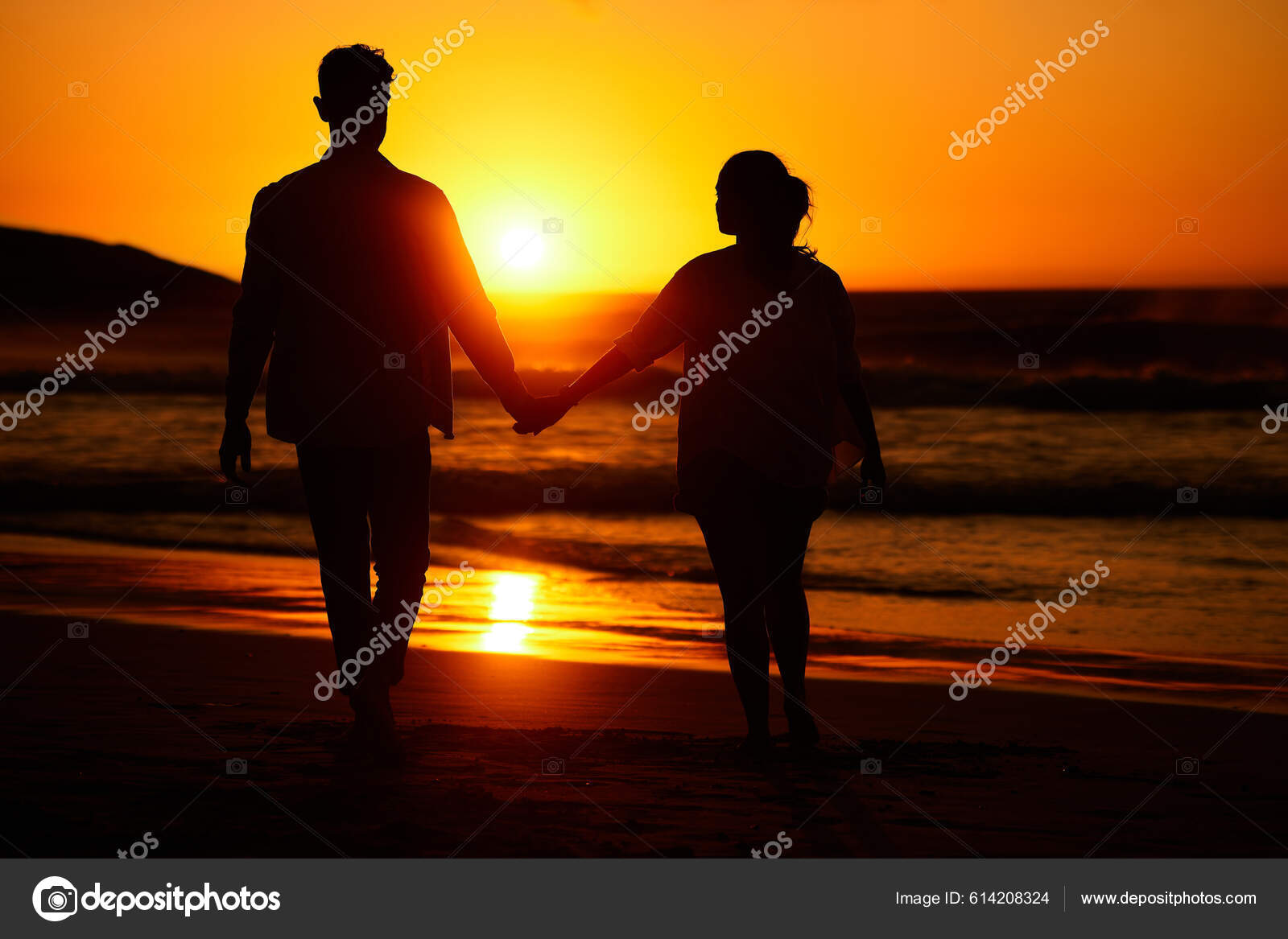 연인들은 해변에서 마시며 남자들은 좋아한다 여행하고 여행의 실루엣 에서의 하늘의 — 스톡 사진 © PeopleImages.com  #614208324, image size:1600x1167