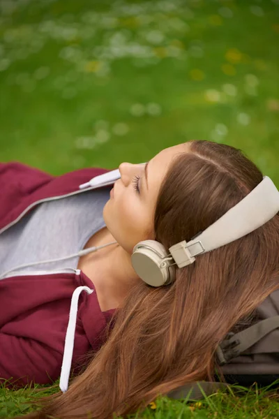 Pozwalając Jej Błądzić Głowie Młoda Kobieta Słuchająca Muzyki Leżąc Polu — Zdjęcie stockowe