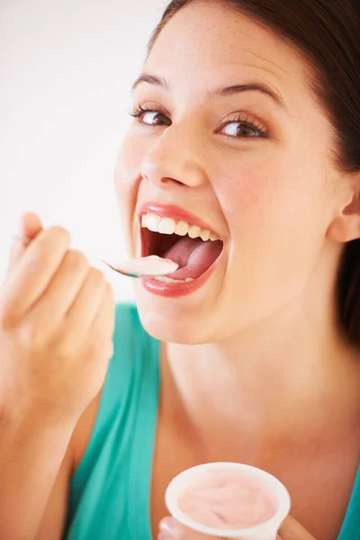 Uwielbia Jogurt Portret Atrakcyjnej Młodej Kobiety Jedzącej Jogurt — Zdjęcie stockowe