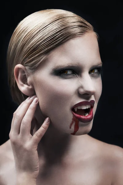 危険な敵 闇の中を血で血を流す挑発的な女吸血鬼 — ストック写真