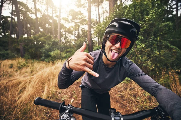 Mountainbike Fietsen Fitness Met Een Man Gebaren Een Shaka Hand — Stockfoto