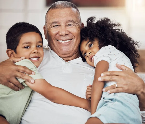 Portret Gelukkig Gezin Grootvader Met Kinderen Het Huis Woonkamer Knuffelen — Stockfoto