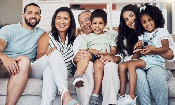 Familia Sofá Feliz Sala Estar Retrato Juntos Casa Vacaciones Los — Foto de Stock