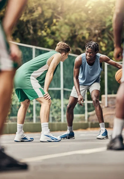 男子打篮球 团队训练和体育比赛 户外运动篮球场进行集体锻炼 赢得比赛胜利 团队合作 动力和能量促进体育成功 — 图库照片