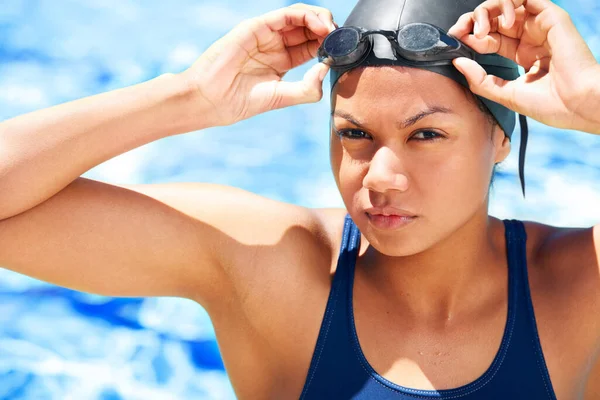 Ausgerüstet Gewinnen Entschlossene Junge Schwimmerin Justiert Ihre Schwimmbrille — Stockfoto