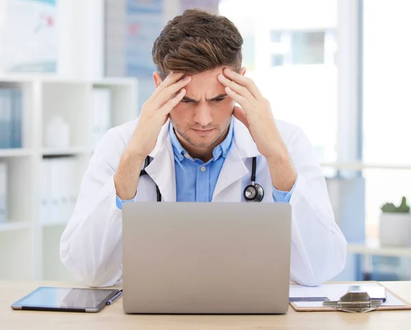 从事医学 医学或医疗保健研究的笔记本电脑医生的压力 焦虑或倦怠 数码技术对医院员工 员工或职场人士的头痛 头痛或偏头痛 — 图库照片