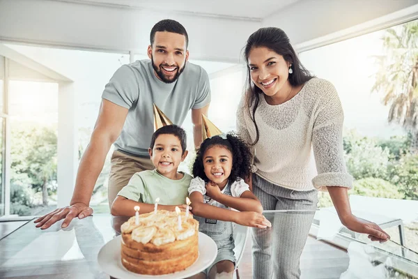 Ευτυχισμένος Χαμογελαστός Και Πορτραίτο Μιας Οικογένειας Στον Εορτασμό Γενεθλίων Κέικ — Φωτογραφία Αρχείου
