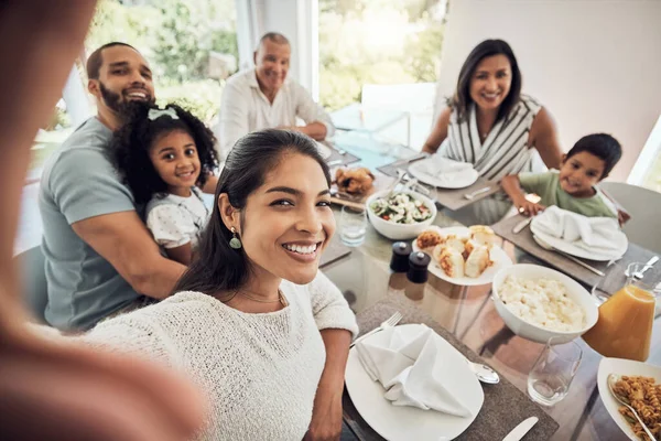 Selfie Grande Familia Mientras Que Come Comida Almuerzo Juntos Mesa —  Fotos de Stock