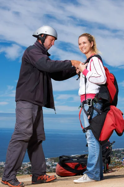 Haciendo Una Comprobación Rápida Seguridad Parapente Sonriendo Mientras Instructor Ayuda — Foto de Stock