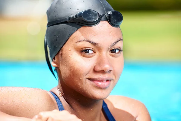 Ela Orgulha Suas Conquistas Natação Retrato Uma Jovem Nadadora Close — Fotografia de Stock