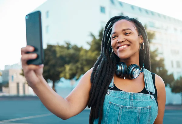 Feliz Joven Mujer Negra Ciudad Selfie Videollamada Smartphone Conexión Wifi — Foto de Stock