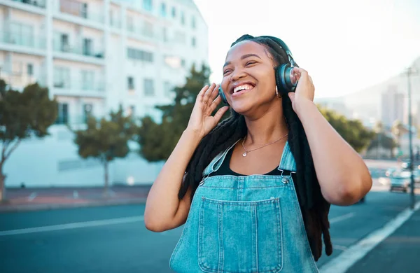 Música Ciudad Auriculares Streaming Feliz Negro Mujer Sonrisa Aire Libre — Foto de Stock