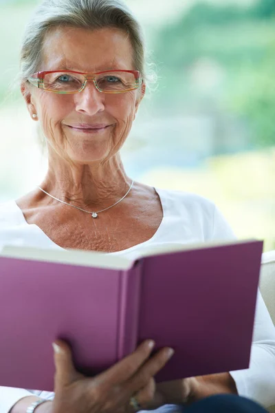 Mój Ulubiony Sposób Relaks Portret Uśmiechniętej Starszej Kobiety Czytającej Dobrą — Zdjęcie stockowe