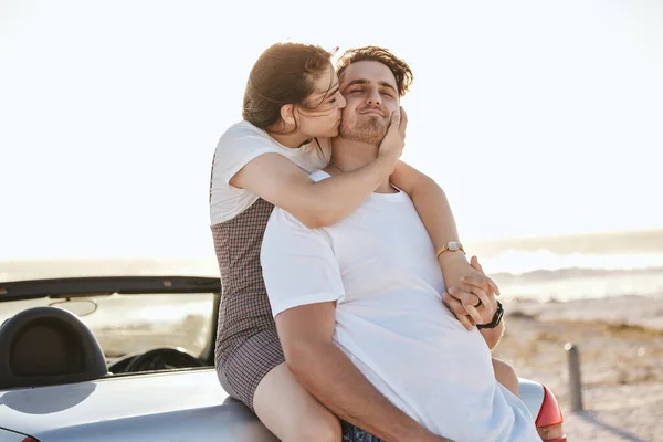 Couple Beach Kiss Love Travel Vacation Relaxing Together Road Trip — Stock Photo, Image