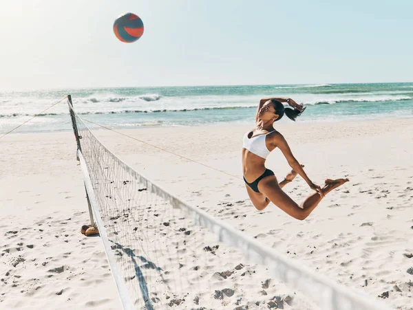 Siyah Kadın Plaj Voleybol Yaz Tatillerinde Spor Sağlık Egzersiz Için — Stok fotoğraf