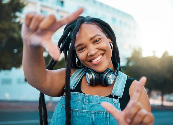 Marco Manos Retrato Ciudad Mujer Negra Con Auriculares Para Música — Foto de Stock