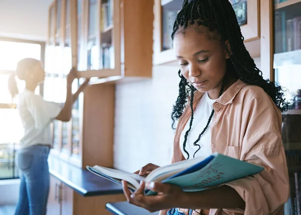 Студентка Коледжу Бібліотека Чорношкірих Жінок Читання Книг Освіти Навчання Академічних — стокове фото
