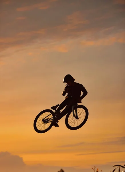 산악자전거 자전거 사이클 리스트 그리고 건강은 일출시에 콜로라도 시골에서 운동이나 — 스톡 사진
