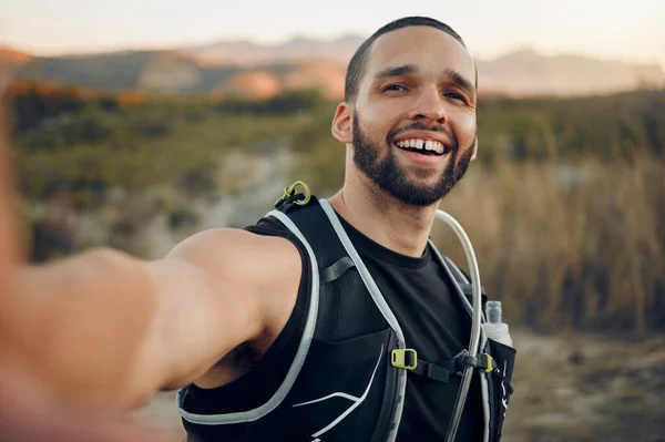 在澳大利亚 为了自由 社交媒体和山林度假而徒步旅行 自拍或与人同行 健身或健康与锻炼 暑期或健康运动的博客 — 图库照片