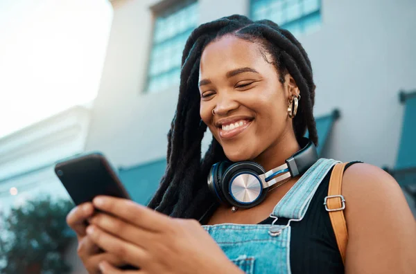 Mujer Negra Con Teléfono Ciudad Busca Podcast Línea Radio Feliz — Foto de Stock