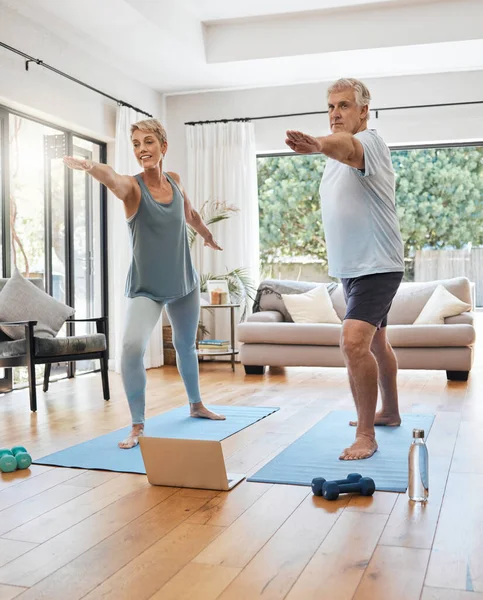 Casal Sênior Fazer Exercício Ioga Line Alongamento Casa Exercitar Corpo — Fotografia de Stock