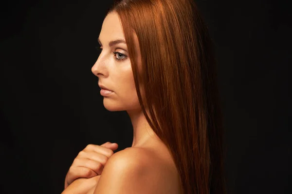 プロファイルの美しさ 黒を背景に美しい女性のプロフィール — ストック写真
