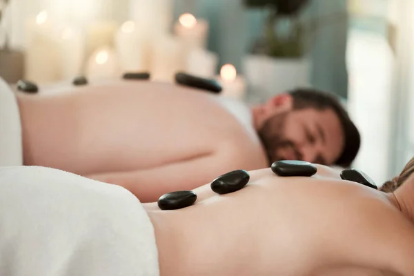 Hot Stone Ontspannen Paar Met Massage Spa Voor Wellness Ontspannen — Stockfoto