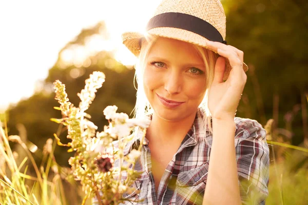 Born Country Beautiful Young Woman Field While Wearing Straw Fedora — Stock Photo, Image