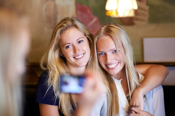Sonríe Para Cámara Jóvenes Amigos Teniendo Foto Tomada Café — Foto de Stock