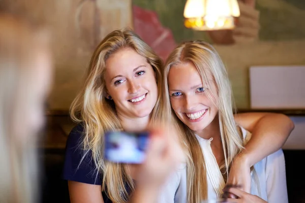 Lach Naar Camera Jonge Vrienden Die Foto Gaan Een Café — Stockfoto