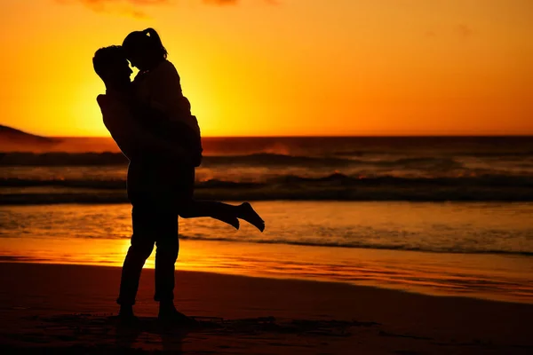 Couple Beach Sunset Man Woman Hugging Coast Golden View Background — Stock Photo, Image