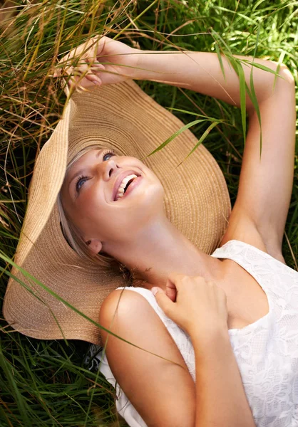 自然との接触 美しい若い女性が麦藁帽子をかぶって畑に横になって — ストック写真