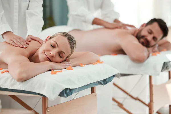 Spa Massage Und Entspannen Sie Mit Einem Paar Auf Einem — Stockfoto