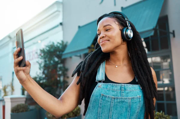 Teléfono Selfie Mujer Negra Feliz Calle Ciudad Con Auriculares Escuchando — Foto de Stock