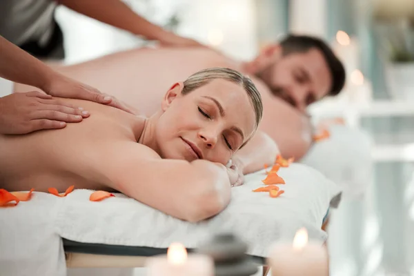 Liefde Ontspanning Koppel Een Spa Voor Een Massage Huwelijk Jubileum — Stockfoto