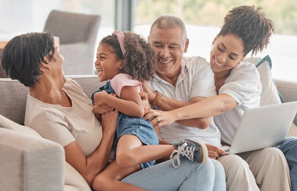 Gran Familia Amor Apoyo Jugar Con Niño Uso Computadora Portátil —  Fotos de Stock