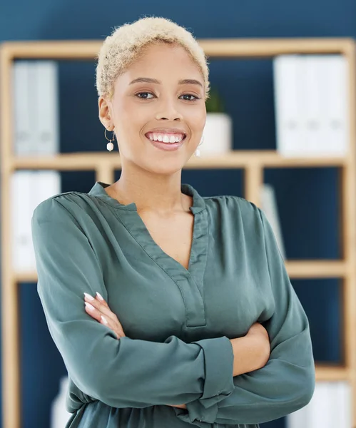 一个快乐的 自豪的 黑人的女商人在办公室里取得了成功 纽约一位初创基金经理的画像 他准备带着微笑开始领导远见和公司成长方面的工作 — 图库照片