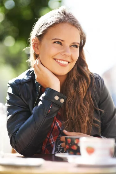 Ontspannen Een Lokaal Café Een Mooie Tiener Zit Bij Een — Stockfoto