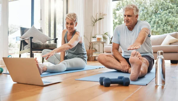 老年夫妇和指导运动 以锻炼 训练和健康 促进健康 并在家里放松 退休后 男人和女人都带着笔记本电脑流连着做瑜伽 健身和伸展运动 — 图库照片