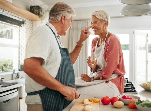 Σαμπάνια Μαγειρική Και Ηλικιωμένο Ζευγάρι Στην Κουζίνα Γιορτάζουν Συνταξιοδότηση Υγιεινά — Φωτογραφία Αρχείου
