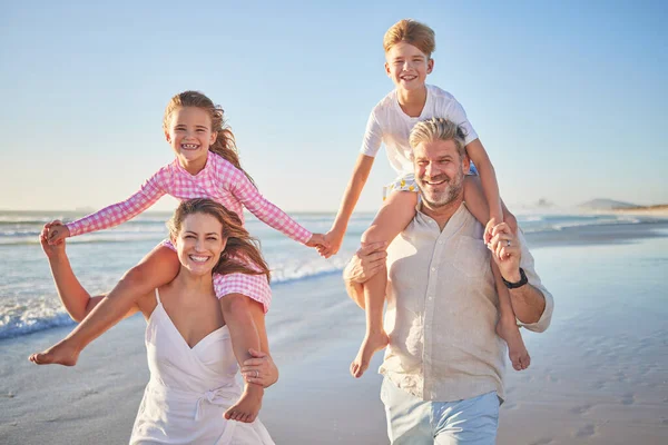 Ευτυχισμένο Οικογενειακό Περπάτημα Στην Παραλία Για Εξωτερική Ευεξία Διακοπές Καλοκαίρι — Φωτογραφία Αρχείου