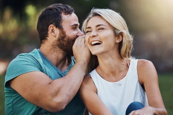 Gossip Hemlig Och Rolig Historia Med Par Romantisk Dejt Naturen — Stockfoto